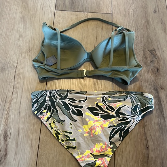 Vince Camuto swimsuit set - Picture 2 of 2